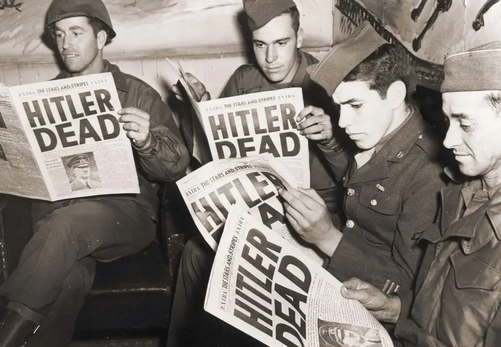 Les soldats américains ont lu la mort d'Hitler dans une édition 'extra' de Stars and Stripes, le journal des forces américaines. Crédit : CBW/Alamy Banque D’Images