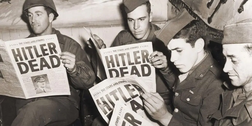 Les soldats américains ont lu la mort d'Hitler dans une édition 'extra' de Stars and Stripes, le journal des forces américaines. Crédit : CBW/Alamy Banque D’Images