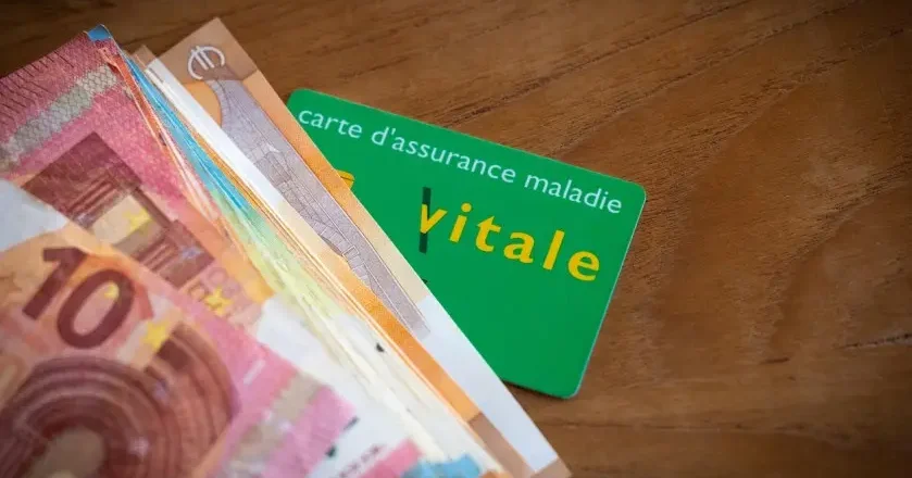 Carte vitale et billets de banque @ Tof photographie / stock.adobe.com