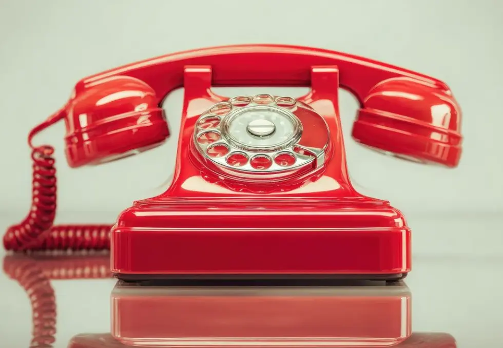 Téléphone rouge @ Fauzi / stock.adobe.com. Image générée par IA