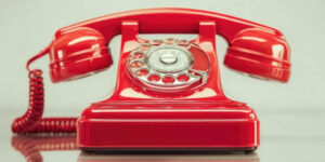 Téléphone rouge @ Fauzi / stock.adobe.com. Image générée par IA