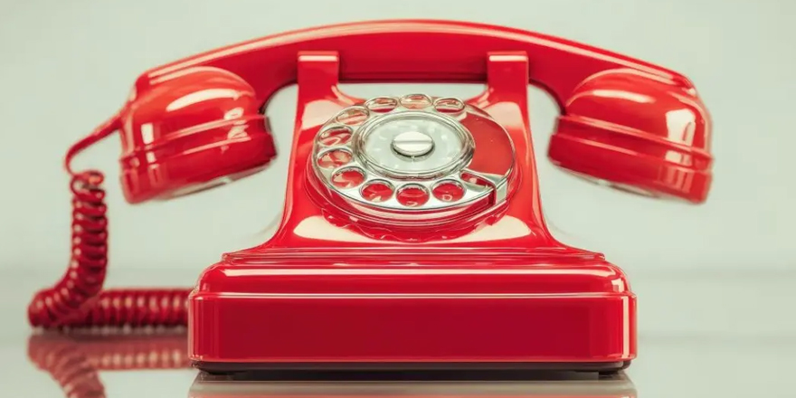 Téléphone rouge @ Fauzi / stock.adobe.com. Image générée par IA