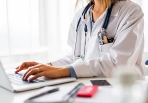 Médecin tapant sur un clavier