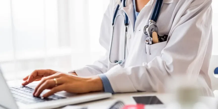 Médecin tapant sur un clavier