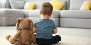 Autisme, enfant avec peluche