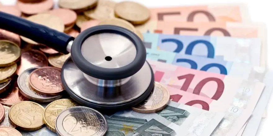 Stéthoscope posé sur des euros @ Frog 974 / stock.adobe.com
