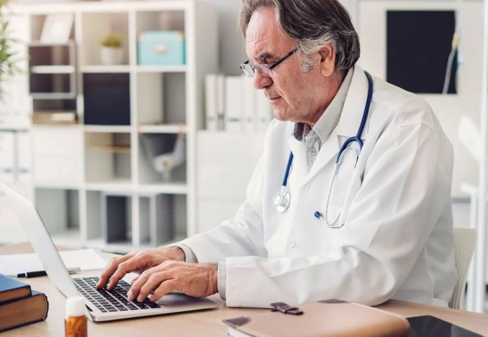 Médecin retraité @ sebra / stock.adobe.com
