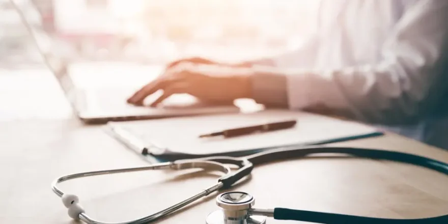 Médecin en télétravail @ wutzkoh / stock.adobe.com