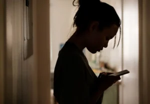 Adolescente avec téléphone