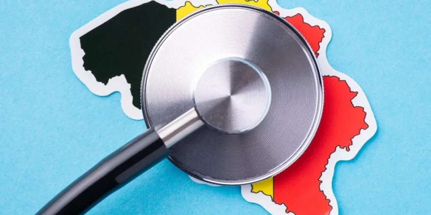 Stéthoscope sur carte de Belgique. Couleurs drapeau belge @ Vitalii / stock.adobe.com