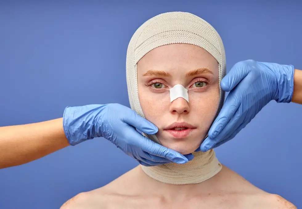 Adolescente après chirurgie esthétique @ Roman / stock.adobe.com