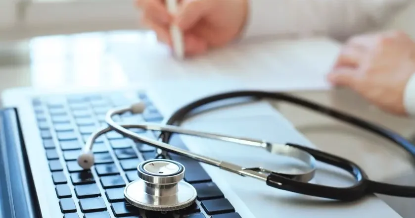 Médecin, ordonnance, stéthoscope et clavier d'ordinateur @ stock.adobe.com