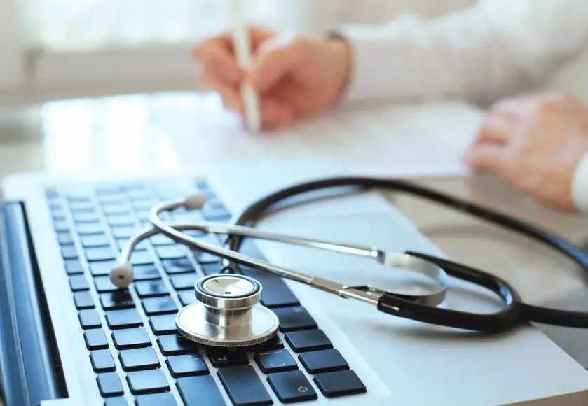 Médecin, ordonnance, stéthoscope et clavier d'ordinateur @ stock.adobe.com