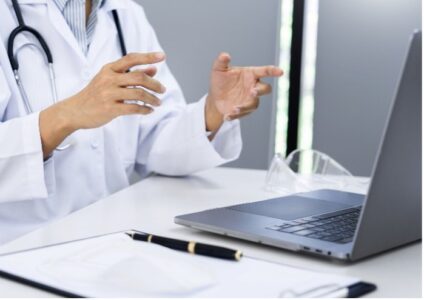 Être médecin aujourd’hui, c’est résister à la tentation de la peur, du repli, du jugement