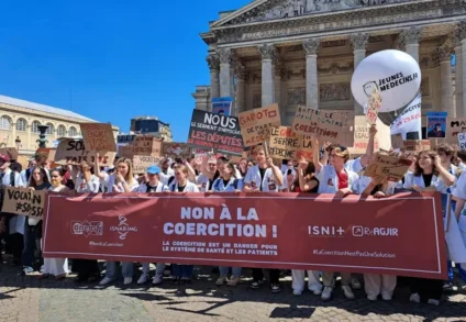 EGORA – “Assez de tout nous imposer” : plusieurs milliers d’étudiants et jeunes médecins manifestent pour dire “non à la coercition”