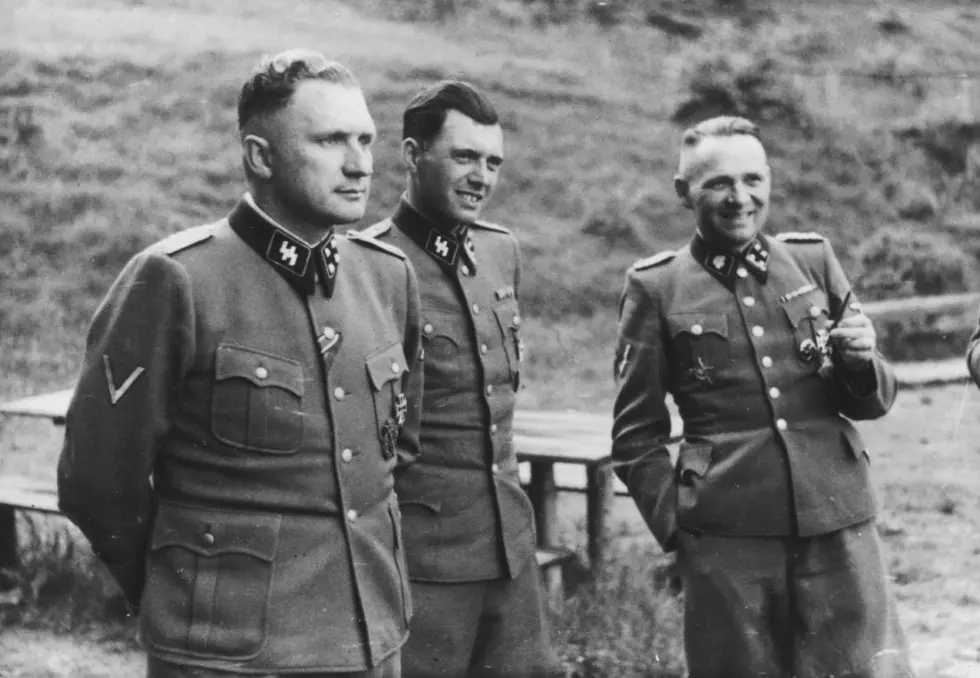 Josef Mengele (au milieu), entouré de Richard Baer et Rudolf Höss, Solahütte, 1944
© Bernhard Walther or Ernst Hofmann or Karl-Friedrich Höcker / commons.wikimedia.org