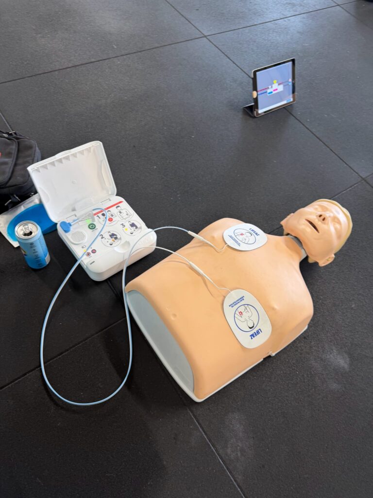 Mannequin avec défibrillateur