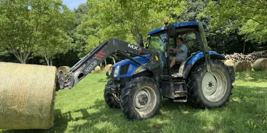 Dr Luc Duquesnel au volant de son tracteur @ Dre Françoise Duquesnel