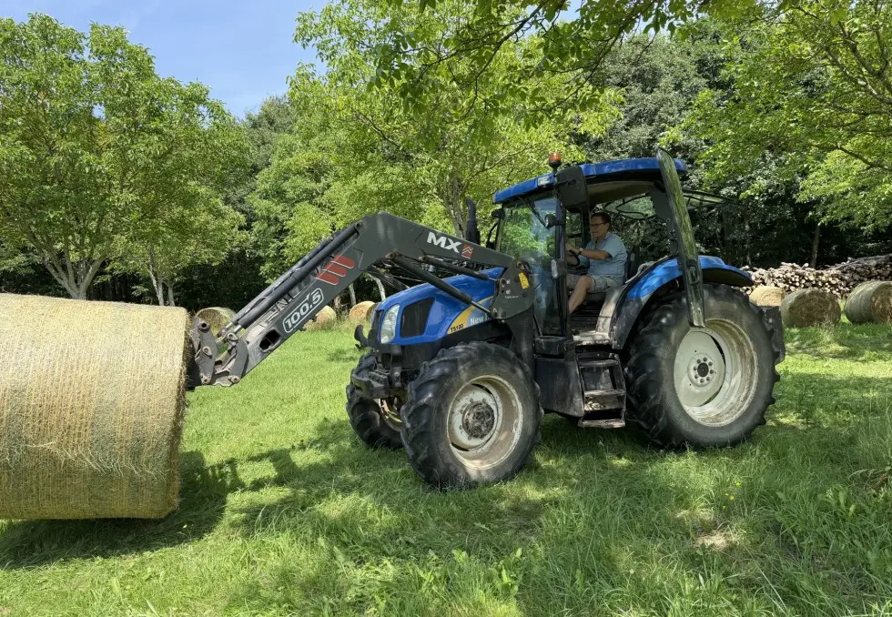Dr Luc Duquesnel au volant de son tracteur @ Dre Françoise Duquesnel