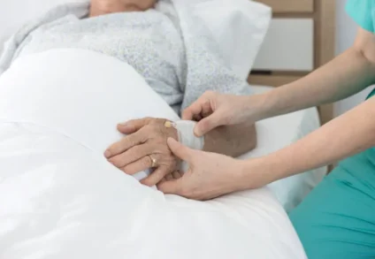 EGORA – Soins palliatifs : le Gouvernement met 1,1 milliard sur la table et veut une “rupture” avec les plans précédents